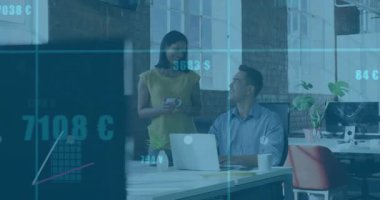 Akıllı telefon girişinden sonra bar tablosunu inceleyen meslektaşlar gerçek zamanlı finans verilerini kaplıyorlar. İş, analitik, veri, teknoloji, işbirliği, modern, finans