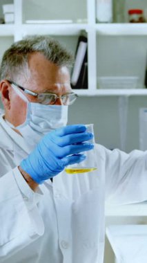 Kafkasyalı üst düzey erkek laboratuvar çalışanı üzerinde kimyasal formüllerin canlandırılması. Bilim, kimya ve tıp konsepti dijital olarak üretilen video.