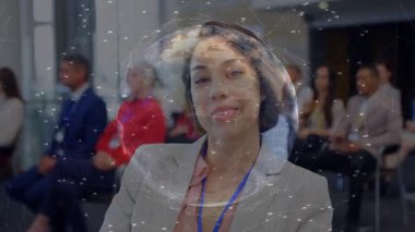 Konferansa katılan kişi gülümseyip başını eğerken, dünya zayıflıyor, dijital ağı göstermek için nabız atıyor. Profesyonel, ağ oluşturma, modern, kurumsal, dijital, sunum, iletişim