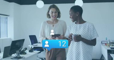 Ofiste yürüyen iki iş arkadaşı tableti tıkırdatıyor ve takip takipçilerini 95 'e güncelliyor. İşbirliği, profesyonellik, dijital, teknoloji, iletişim, çeşitlilik, çalışma ortamı