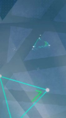 Yeşil arka planda şekillerin ve üçgenlerin animasyonu. Desen, soyutlama ve dijital arayüz konsepti dijital olarak oluşturulmuş video.