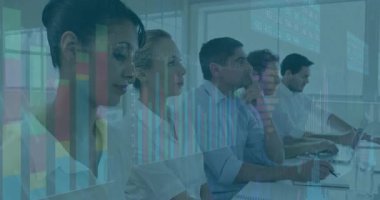 Masada oturan profesyoneller el çırpışlarını oturum olarak kaydediyor ve finans tablolarını örtüyor. Şirket, takım çalışması, modern, işbirliği, yürütme, beyin fırtınası, sunum