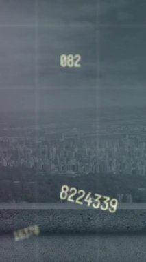 Değişen numaraların animasyonu ve şehir manzarasının havadan görüntüsüne karşı istatistiksel veri işleme. Bilgisayar arayüzü ve iş veri teknolojisi kavramı