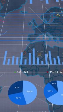 Dünya haritasında gökyüzündeki bulutlara karşı istatistiksel veri işleme animasyonu. Küresel iş ve bulut veri depolama teknolojisi kavramı