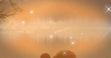 Parlayan yıldızlarla açılışı, gün batımında tırabzanlara yaslanmış seyahat reklamı yapan çifti gözler önüne seriyor. Romantik, siluet, alacakaranlık, dinginlik, bağlantı, sükunet, manzara