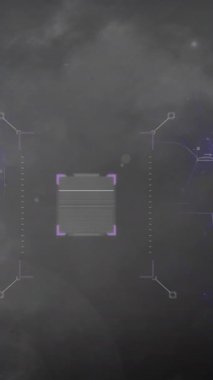 QR kodunun animasyonu ve gökyüzü üzerindeki bağlantı ağı bulutlar ve yıldırımlar. Küresel teknoloji, bağlantılar ve dijital arayüz konsepti dijital olarak oluşturulmuş video.