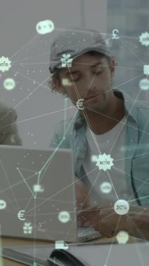 Ofisteki çeşitli iş adamlarının simgeleriyle bağlantı ağının animasyonu. Küresel finans, iş, bağlantılar, hesaplama ve veri işleme kavramı dijital olarak oluşturulmuş video.