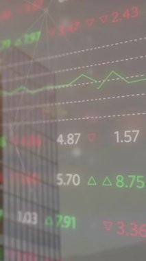 Mavi gökyüzüne ve bulutlara karşı camdan bir bina. Küresel kargo şirketi dijital arayüz teknolojisi ve dijital olarak üretilen ağ konsepti.