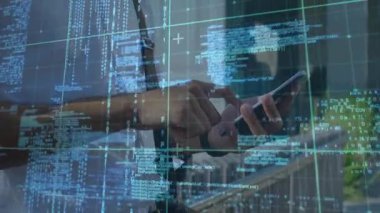 Adam akıllı telefonu dinleyip ofis balkonuna veri girerken kod animasyon teknolojisi akışını örtüyor. Teknoloji, siber güvenlik, veri, yenilik, modern, bağlantı, finans
