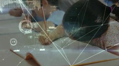 Veri ağı zayıflarken ve öğretmen rehber öğrenciyi yönlendirirken sınıftaki çocuklar not defterlerine yazıyorlar. Eğitim, öğrenim, sınıf, takım çalışması, akıl hocalığı, yaratıcılık, teknoloji