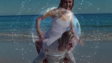 Kumsal kovalamacasından sonra kadını sırtında taşıyan bir adam, etrafta uçuşan şeffaf bir teknoloji küresi. Romantik, dostluk, eğlence, bağlantı, dijital, iletişim, açık hava