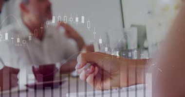 Yetişkin kadın notlar yazıyor. Eğilimleri analiz ederken animasyon finans çizelgelerini tutuşturuyor. İş, işbirliği, analitik, takım çalışması, strateji, modern, profesyonel