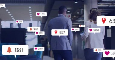 AR simgeleri binlere yükselirken akıllı telefonlu iş arkadaşları ofis koridorunda yürüyorlar. Şirket, takım çalışması, yenilik, bağlantı, teknoloji, iletişim, profesyonel