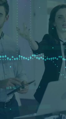 Dijital animasyon örtüşen veriler analiz ediliyor, iş adamları ofiste tartışıyor. Takım çalışması, işbirliği, teknoloji, veri analizi, yenilik, toplantı