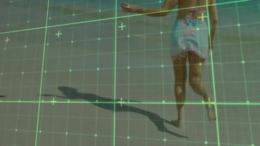 Yeşil şebeke, çıplak ayaklı, kumda koşan, pembe bikini ve sarong giyen bir kadın izlenimi veriyor. Hareket, macera, eğlence, açık hava, manzara, sükunet, canlılık