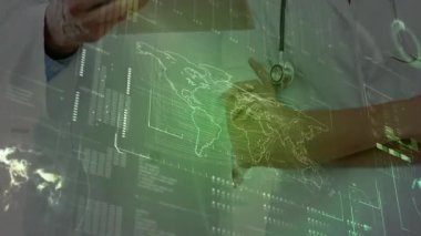 Tablet değiştiren iki tıp uzmanı, veri haritasını gösteren ve sağlık eğilimlerini analiz eden meslektaşlar. Sağlık, dijital, işbirliği, teknoloji, yenilik, tanı, profesyonellik