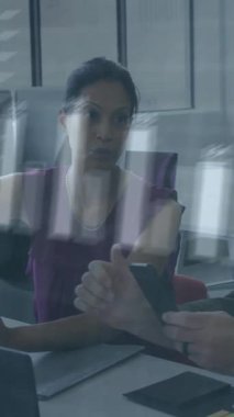 Muhtelif meslektaşların ofiste iş görüşmesi üzerine finansal veri işleme animasyonu. Küresel iş, finans, bilgisayar ve dijital arayüz kavramı dijital olarak oluşturulmuş video.