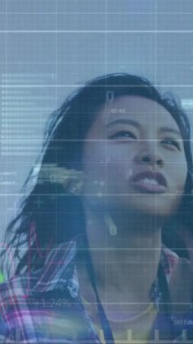 Grafik animasyonu, ikili kodlar, bilgisayar dili, cep telefonuyla konuşan Asyalı kadın. Dijital bileşik, çoklu pozlama, rapor, iş, büyüme, kodlama ve teknoloji kavramı.