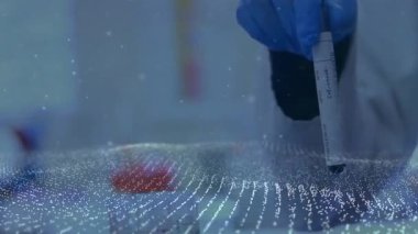 Mavi eldivenli labaratuar bilim adamı, analiz etmek için sanal bankın üzerindeki petri kabında tüpü indiriyor. Biyoteknoloji, fütürizm, yenilik, araştırma, dijital, kısır, bilim