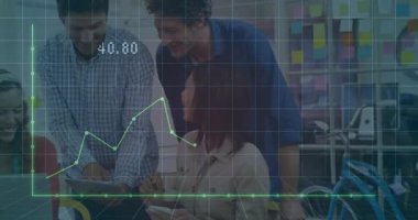 Akıllı telefon gösteren ve şebekeyi etkinleştiren bir meslektaşım iş verilerini analiz ediyor. İşbirliği, analiz, takım çalışması, veri görselleştirme, yenilik, modern ofis, iletişim