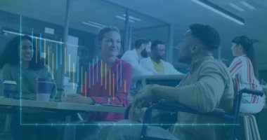 Tekerlekli sandalye kullanıcısı iş toplantısında tartışmaya başlıyor, takım dalga boyu yoğunlaşırken öne çıkıyor. İşbirliği, takım çalışması, iletişim, üretkenlik, çeşitlilik, modern, canlı