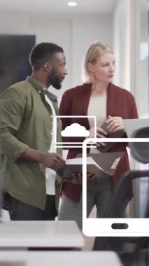 Çeşitli meslektaşların ofiste toplanması üzerine simgelerle finansal veri işleme animasyonu. Küresel finansman, iş ve dijital arayüz kavramı dijital olarak oluşturulmuş video.