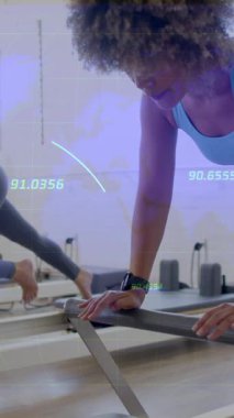 Veri işleme animasyon örtüsüyle yenilikçi makineler üzerinde çalışan kadınlar. Pilates, fitness, egzersiz, egzersiz, teknoloji, dijital