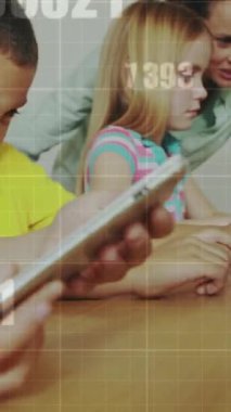 Tablet kullanan çeşitli öğrenciler ve öğretmenler üzerinde veri işleme animasyonu. Küresel eğitim, bilgisayar ve dijital arayüz kavramı dijital olarak oluşturulmuş video.