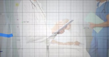 Hastane şebekesinde yükselen animasyon çizelgeleriyle verileri gözden geçirirken doktor tableti kaydırıyor. Tıbbi, sağlık, teknoloji, dijital, analiz, işbirliği, profesyonel