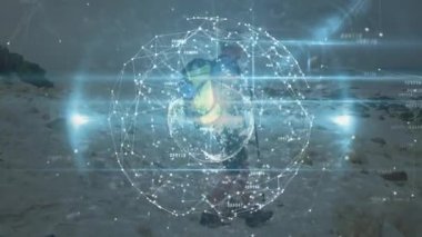 Erkek yürüyüşçü, dijital ağ küresi izleme teknolojisi için atarken sırt çantasıyla adım atıyor. Macera, keşif, teknoloji, bağlantı, açık hava, hareketlilik, yenilik