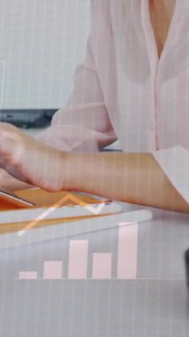 Tablette yazma, okul ortamında ikili kod animasyonu olan kişi. Teknoloji, eğitim, kodlama, dijital, öğrenme, öğrenci