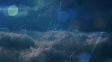 Üstte beliren soluk düğümler, büyüyen çizgiler ve titreşen kameralar bulutların üzerindeki ağı gösteriyor. Teknoloji, yenilik, dijital, bağlantı, fütürizm, tasavvur, soyut
