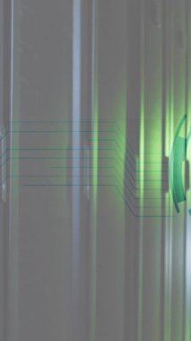 Bilgisayar sunucularında asma kilit ve dijital veri işleme animasyonu. Küresel siber güvenlik, bağlantılar, bulut hesaplama ve veri işleme kavramı dijital olarak oluşturulmuş video.