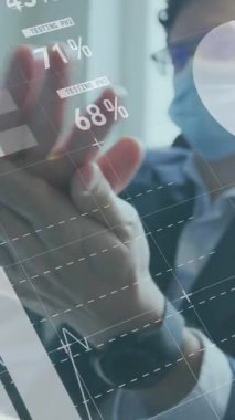 İş adamlarının ellerini dezenfekte etmesi üzerine finansal veri işleme animasyonu. küresel iş, veri işleme ve dijital arayüz covid 19 salgın konsepti dijital olarak oluşturulan video konsepti sırasında.