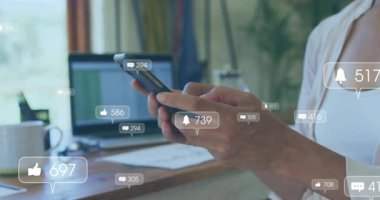 Sosyal medya güncellemelerini takip eden animasyon tezgahları üreten profesyonel bir kadın. Teknoloji, iletişim, üretkenlik, dijital, çalışma alanı, modern, katılım