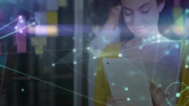 Ofisteki yapışkan notaları incelerken tableti tıkırdatan ve canlandıran kadın. İşbirliği, yenilik, takım çalışması, dijital, iletişim, beyin fırtınası, modern