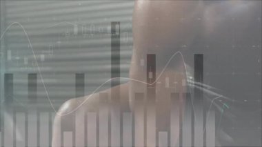 Performans ölçümlerini güncelleyen grafikleri üst üste koyarken halteri kavrama ve kıvırma meraklısı fitness meraklısı. Kuvvet, performans, veri, analiz, eğitim, kararlılık, motivasyon