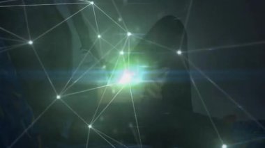 Aygıt kaldırma atım ağı genişlemesi başlatılıyor, oturulmuş figür tıklatma ekranı bağlantı gösteriyor. Teknoloji, bağlantı, dijital, yenilik, bilim, ağ, fütüristik