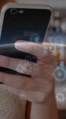 Akıllı telefon ve içki tutan kadın, dijital arayüz animasyonu sahnesi. Teknoloji, yenilik, artırılmış gerçeklik, bağlantı, sanal, yaşam tarzı