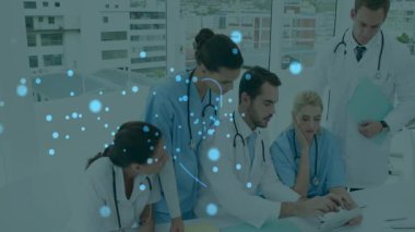 Tablete yaslanmış tıbbi ekip, güvenlik için kalkan oluşturan düğümlerle verileri inceliyor. Tıbbi, işbirliği, teknoloji, yenilik, sağlık, dijital, takım çalışması