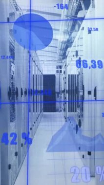 Bilgisayar sunucuları üzerinden veri işleme animasyonu. Küresel ağlar, hesaplama, dijital arayüz ve veri işleme kavramı dijital olarak oluşturuldu.