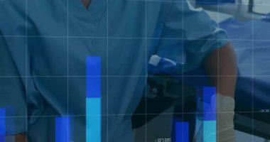 Hemşire yatağın yanında duruyor ve çizelgeleri kaydırıyor. Pikselleştirilmiş harita da sağlık analizlerinin üstünü örtüyor. Sağlık, veri görselleştirme, tıbbi, teknoloji, analitik, hastane, bilgilendirme