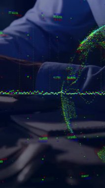 Ofis ortamında klavyede yazan kişinin dijital dünya animasyonu. Teknoloji, iletişim, siber uzay, küresel, ağ oluşturma, yenilik