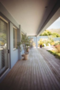 Ahşap veranda güvertesi terracotta tencereleri, pencereler ve sütunlarla düz tasarım olarak gösteriliyor. Açık hava, mimari, doğa, peyzaj, sükunet, kırsal, boş zaman