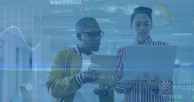 Meslektaşlar ofis mutfağında durup tablet, dizüstü bilgisayar ve dijital çizelgelerle hisse senedi verilerini tartışıyorlar. İşbirliği, teknoloji, analitik, modern, profesyonel, işyeri, yenilik