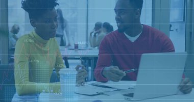 Sarı kırmızı kazaklı meslektaşlar açık planlı ofiste dizüstü bilgisayara not defteriyle yazıp işaret ediyorlar. İşbirliği, takım çalışması, profesyonel, modern, odaklanma, üretkenlik, ofis