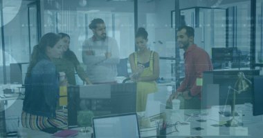 Modern ofisteki masalarda dizüstü bilgisayarlarla, kahve fincanlarıyla fikir alışverişinde bulunan beş meslektaşa beyin fırtınası yapmak. İşbirliği, beyin fırtınası, takım çalışması, yenilik, çağdaş, üretkenlik, işyeri