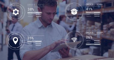 Orta yaşlı bir adamın tıkırtı tabletini incelemesi depo koridorundaki düzen ilerlemesini analiz etmesi, simgeleri üst üste koyması. Lojistik, envanter, otomasyon, teknoloji, depolama, tedarik zinciri, şirket