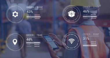 Depo koordinatörünü güvenlik yeleği içinde kontrol ediyorum. Tablet, veri örtüleri, kopyalama alanı. Lojistik, tedarik zinciri, dijital arayüz, envanter yönetimi, sanayi, depo otomasyonu, veri analizleri