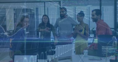 İş kıyafetleri içinde iş birliği yapan profesyoneller, ofislerindeki verileri monitörler ve dizüstü bilgisayarlarla analiz ediyorlar. İşbirliği, takım çalışması, teknoloji, analitik, yenilik, modernite, dijital